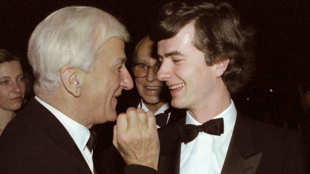 Bundespräsident Richard von Weizsäcker (links) spricht auf dem Ball des Sports in der Rheingoldhalle mit seinem Sohn Fritz von Weizsäcker (rechts).