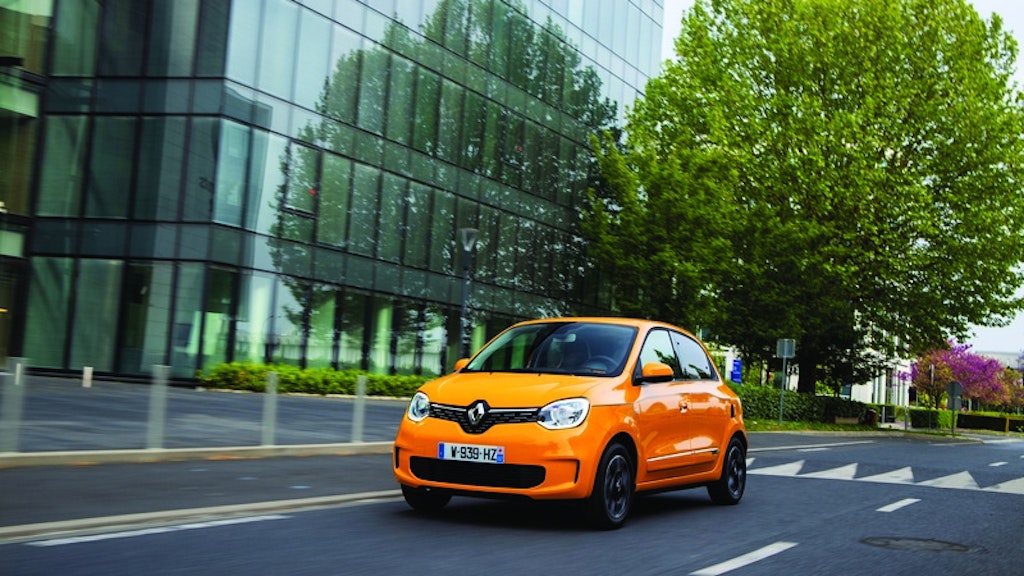 Ein Renault Twingo in der Stadt.