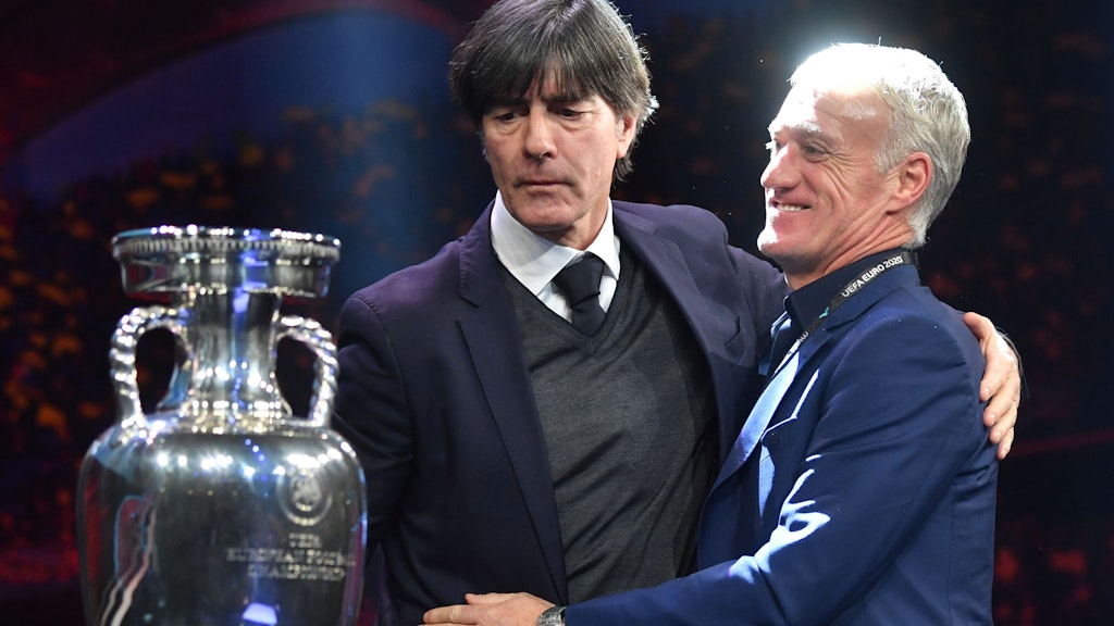 Nur anschauen, nicht anfassen: Bundestrainer Joachim Löw und Frankreichs Nationaltrainer Didier Deschamps betrachten den Pokal der Fußball-Europameisterschaft. 