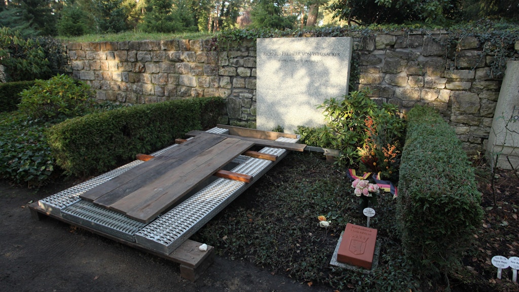An dieser Stelle auf dem Waldfriedhof wird der ermordete Mediziner am Montag beigesetzt.