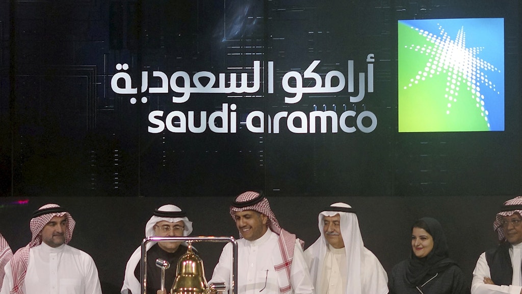 Die staatliche saudi-arabische Ölgesellschaft Aramco und Börsenbeamte feiern während der offiziellen Zeremonie, die das Debüt des Börsengangs (IPO) von Aramco an der Börse von Riad markiert, und schlagen eine Glocke.