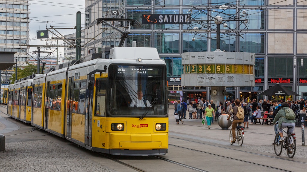 Die Grünen wollen für den Klimaschutz den Nahverkehr ausbauen.