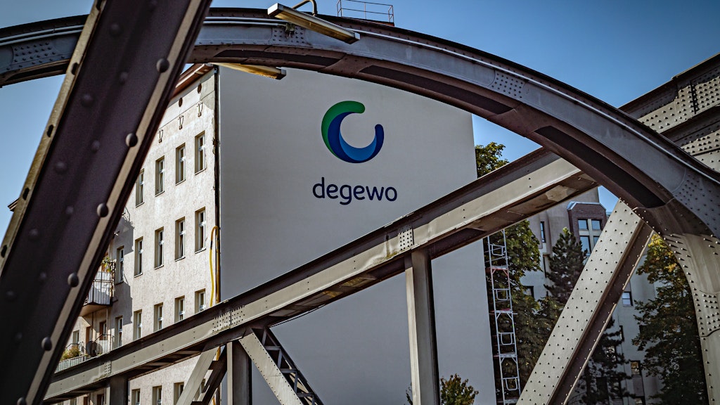 Logo der Degewo an einem Gebäude des Wohnungsunternehmens an der Swinemünder Brücke.