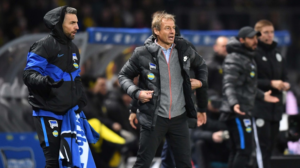Schulterschluss an der Seitenlinie? Herthas Kapitän Vedad Ibisevic und Trainer Jürgen Klinsmann im Berliner Olympiastadion im beobachtenden Einsatz.