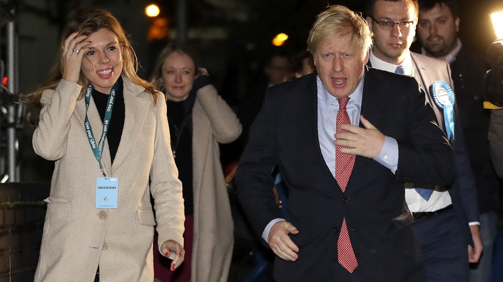 Boris Johnson, Premierminister von Großbritannien, und seine Partnerin Carrie Symonds treffen zur Bekanntgabe der Wahlergebnisse für die Wahlkreise Uxbridge und South Ruislip in der Brunel University in Uxbridge ein.