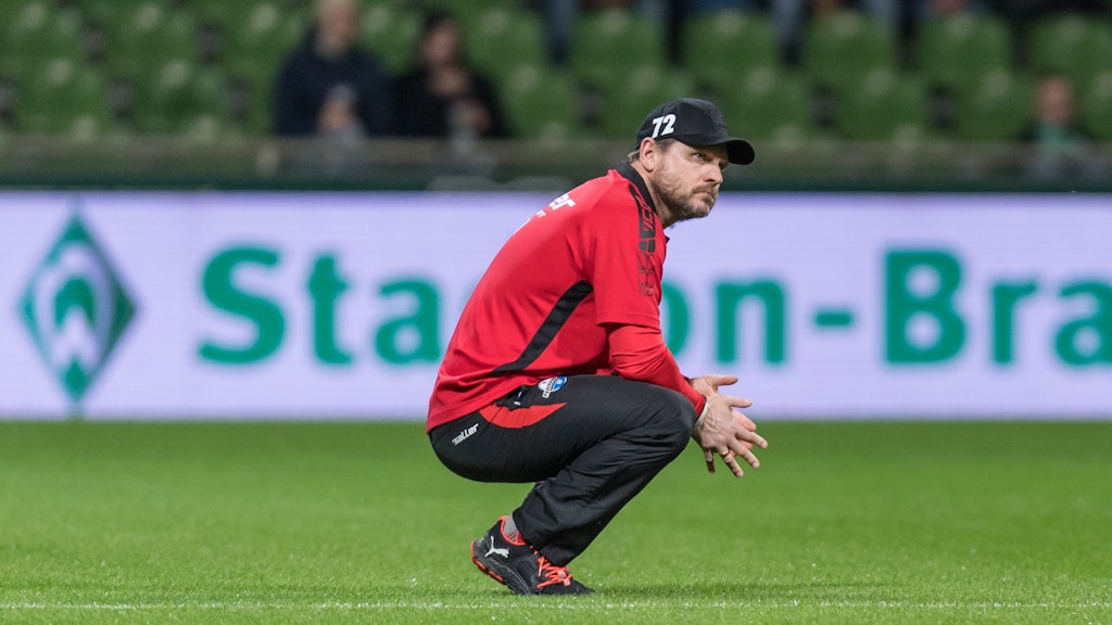 Mal sacken lassen: Paderborns Trainer Steffen Baumgart nach dem 1:0 Sieg bei Werder Bremen am vergangenen Wochenende.