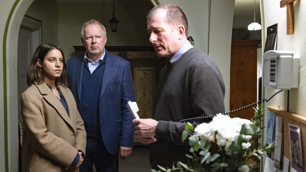 Die Kommissare Sahin (Almila Bagriacik) und Borowski (Axel Millberg) mit Pastor Flemming (Martin Lindow)