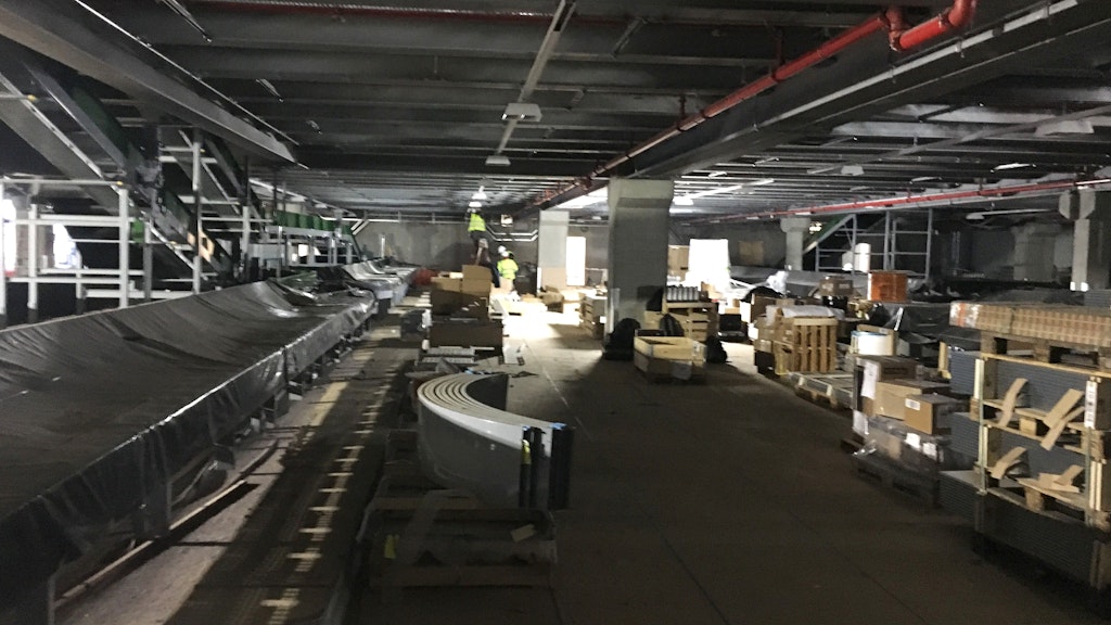So sieht die Halle mit der geplanten Gepäckförderanlage im Terminal 2 des Hauptstadtflughafens BER derzeit aus.