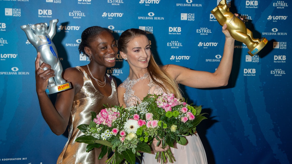 Silber und Gold: Sprinterin Lisa-Marie Kwayie strahlt als Zweitplatzierte mit Siegerin Elena Krawzow (r.) um die Wette.