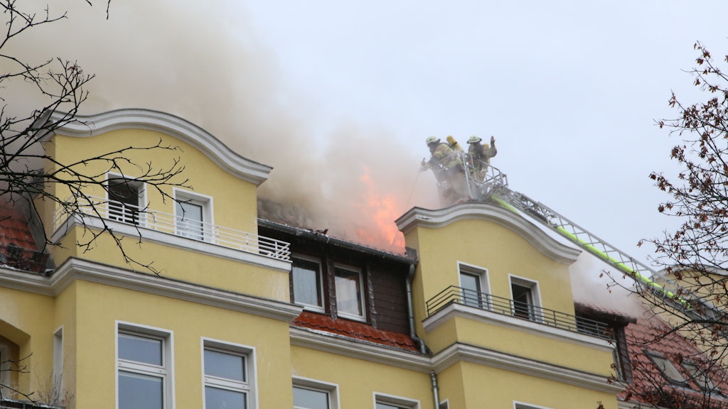 Ein Dachgeschoss brennt am Hindenburgdamm in Berlin-Steglitz.