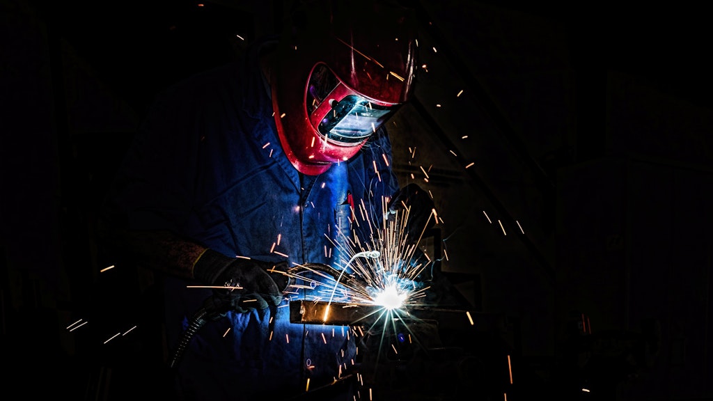 Noch geht dieser Schweißer seiner Arbeit in Spanien nach – bald schon bei uns?