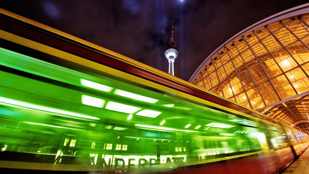 Eine S-Bahn am Bahnhof Alexanderplatz.