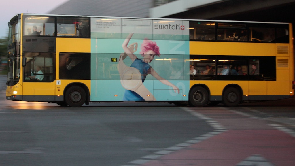 Schlechte Sicht von innen: ein beklebter Doppelstockbus der BVG.
