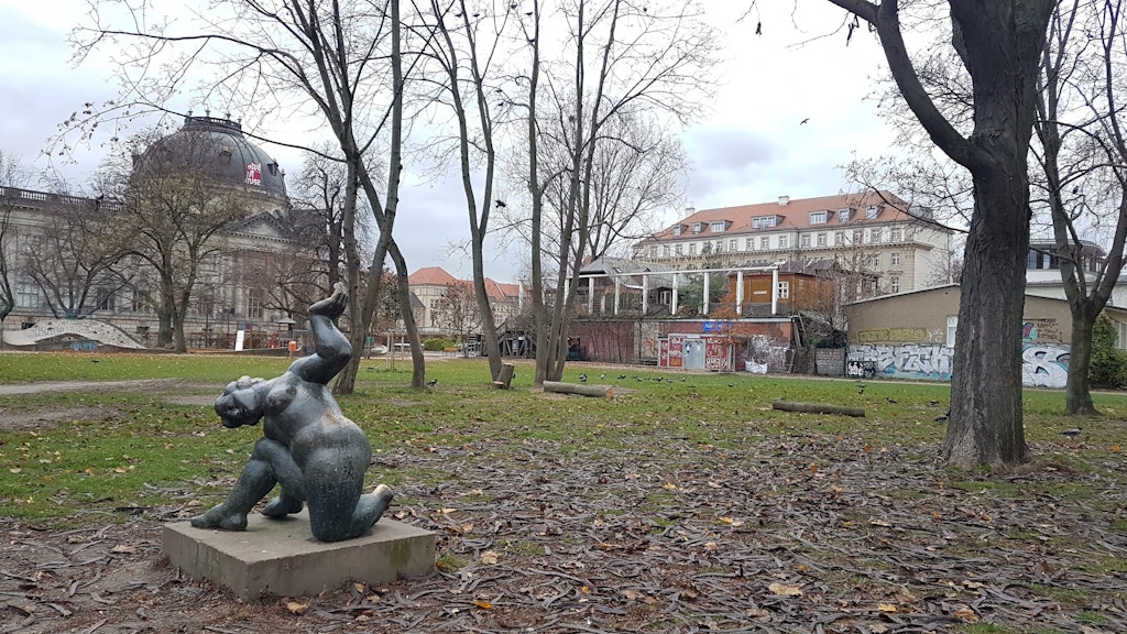 Der Monbijou-Park mit Bodemuseum im Hintergrund.