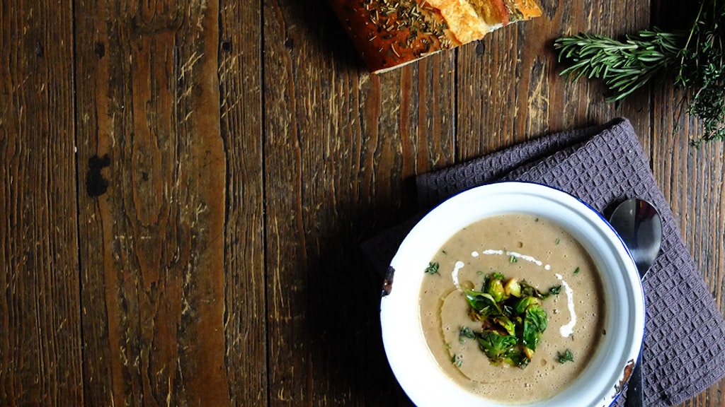 Zur Maronisuppe mit Rosenkohl-Chips passt Knoblauchbrot, warm aus dem Backofen.