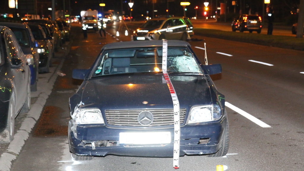 Der Unfallwagen auf der Landesberger Allee, der den Fugänger erfasste und tödlich verletzte. 