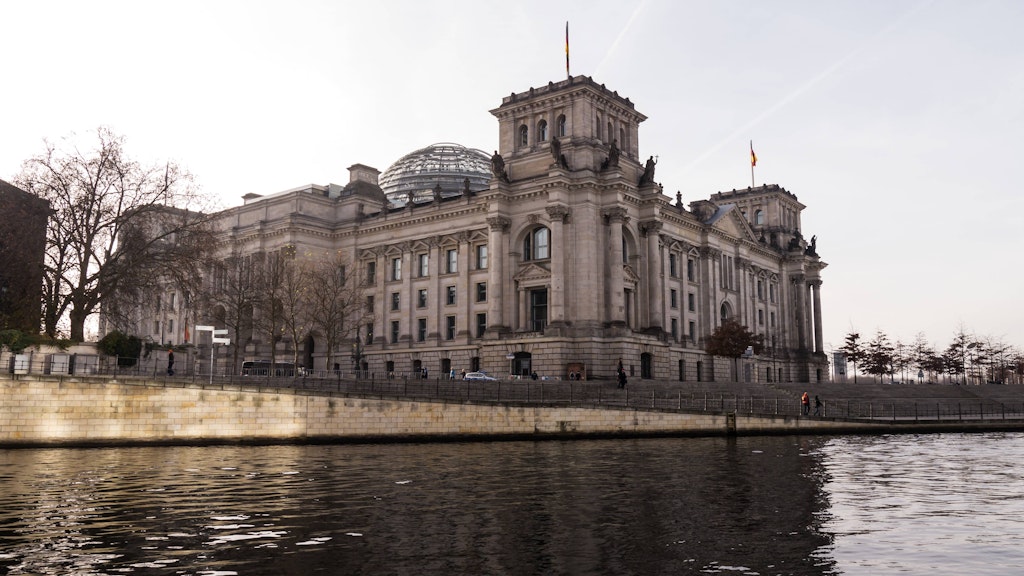 Der Berliner Bundestag im Winter.