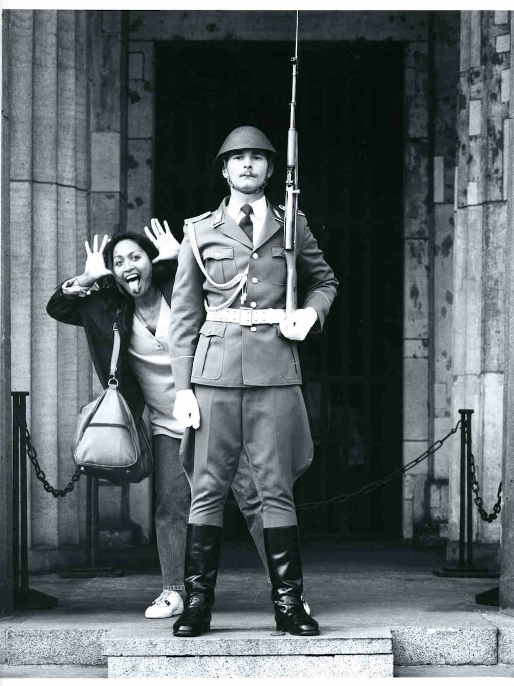 An der Neuen Wache Berlin, fotografiert 1991.