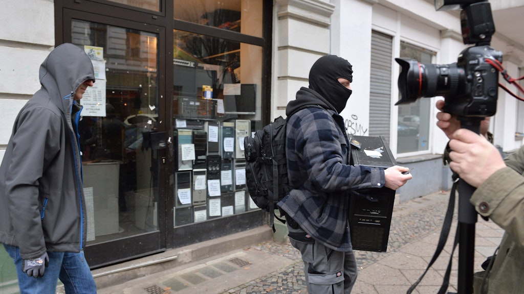 Polizisten beschlagnahmen im Jahr 2017 bei Reichsbürgern Computer.