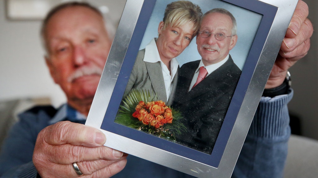 Reinhard Schetters zeigt ein Hochzeitsfoto mit seiner Frau Petra dem Fotografen. Petra Schetters ist seit dem 19.05 2019 spurlos verschwunden.