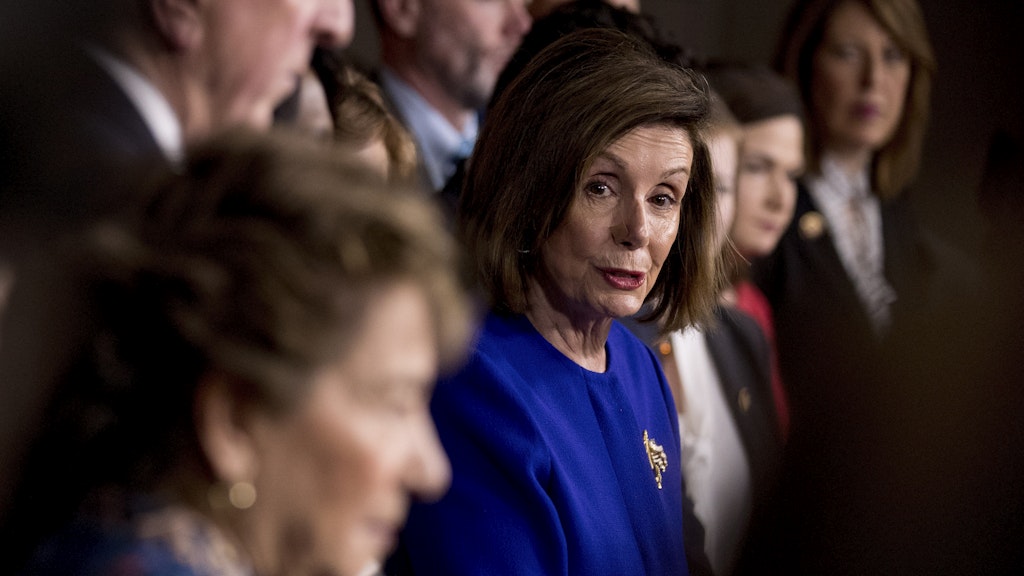 Nancy Pelosi (Mitte), Sprecherin des US-Repräsentantenhauses, diskutiert mit Abgeordneten über das Handelsabkommen.
