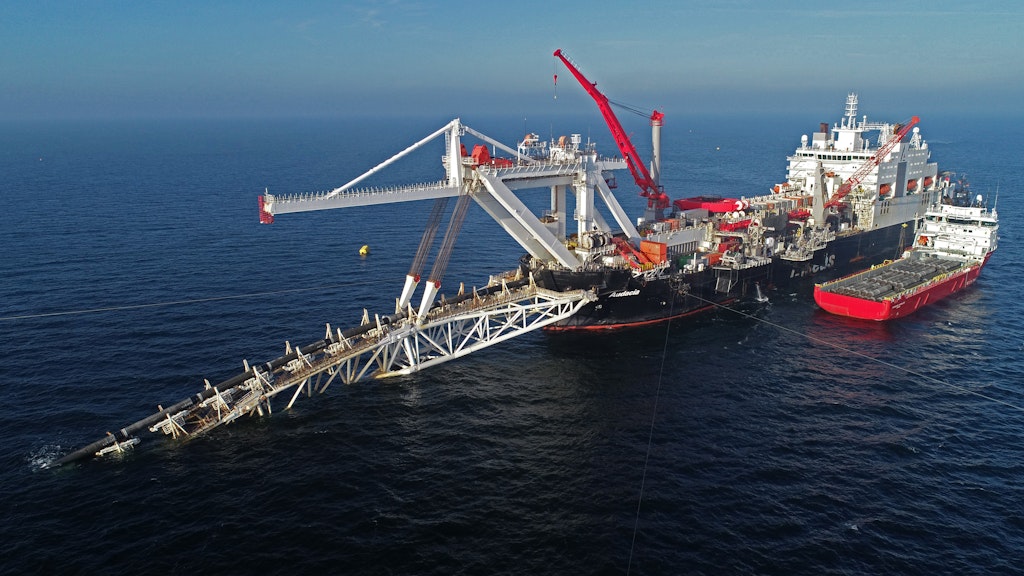 Das Verlegeschiff «Audacia» des Offshore-Dienstleisters Allseas verlegt in der Ostsee vor der Insel Rügen Rohre für die Gaspipeline Nord Stream 2.