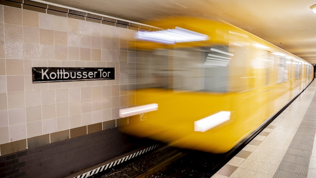 Eine U-Bahn der Linie 8 fährt in den Bahnhof Kottbusser Tor ein.
