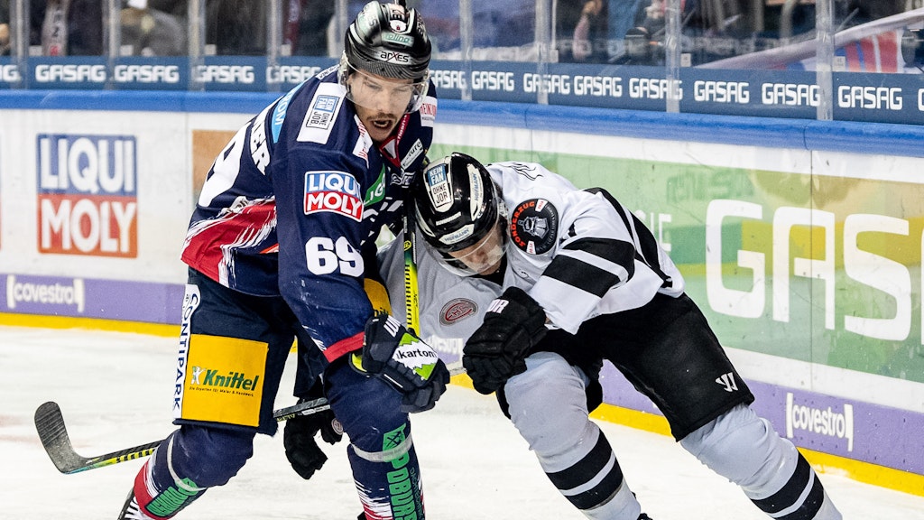 Kampf um den Puck: Eisbär Florian Kettemer (l.) setzt sich ein.