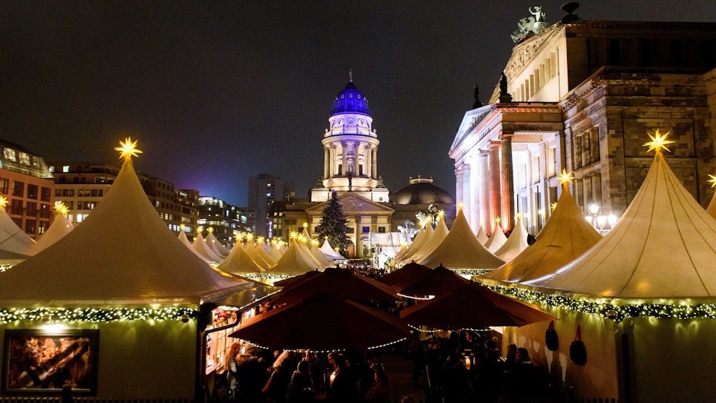 Der Weihnachtsmarkt vor dem Konzerthaus auf dem Gendarmenmark.
