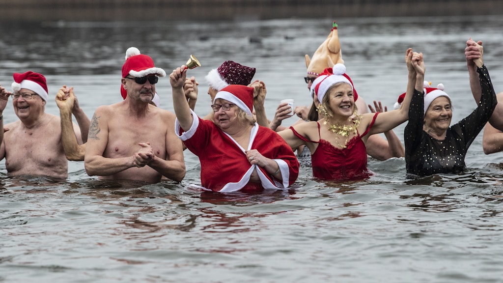 Etwa vier Grad Wassertemperatur: Die Winterbader im Orankesee schreckt das nicht ab.