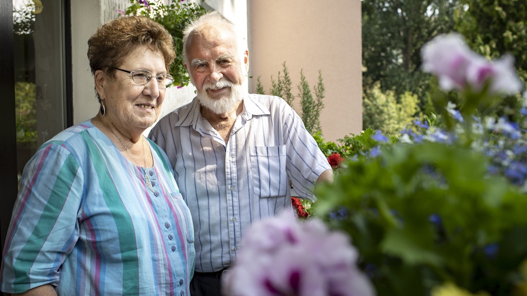 Ursel und Manfred Wenzel auf ihrem Balkon in Wedding.