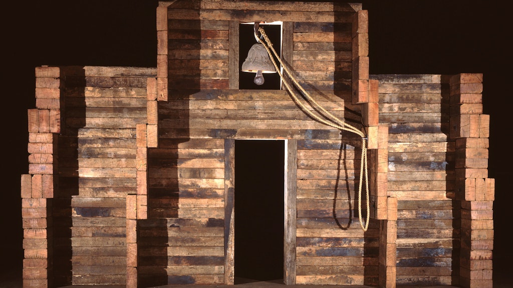 Wartet dahinter das Weltende? Mystisch ist der Entritt durch das hölzerne Tor, über dem eine Glocke baumeltAnthony Caro /Sammlung Würth/David Buckland (2)