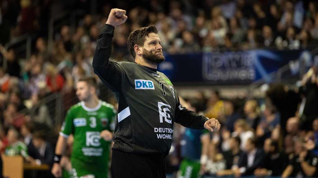 Füchse-Torwart Martin Ziemer lässt sich nach dem Sieg gegen Leipzig feiern.