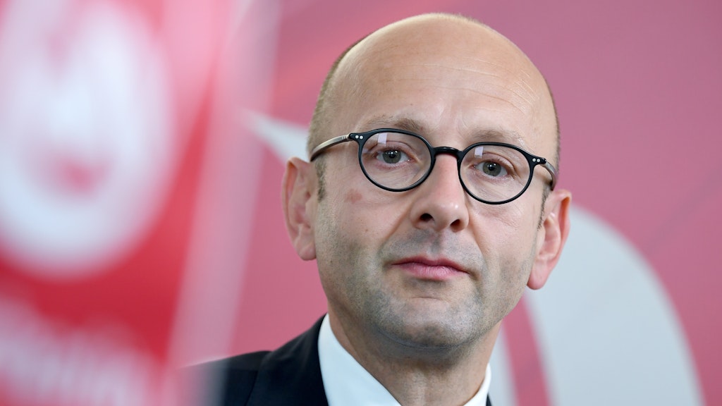 Lucas Flöther, Insolvenzverwalter, steht in den Büros der insolventen Fluggesellschaft Air Berlin.