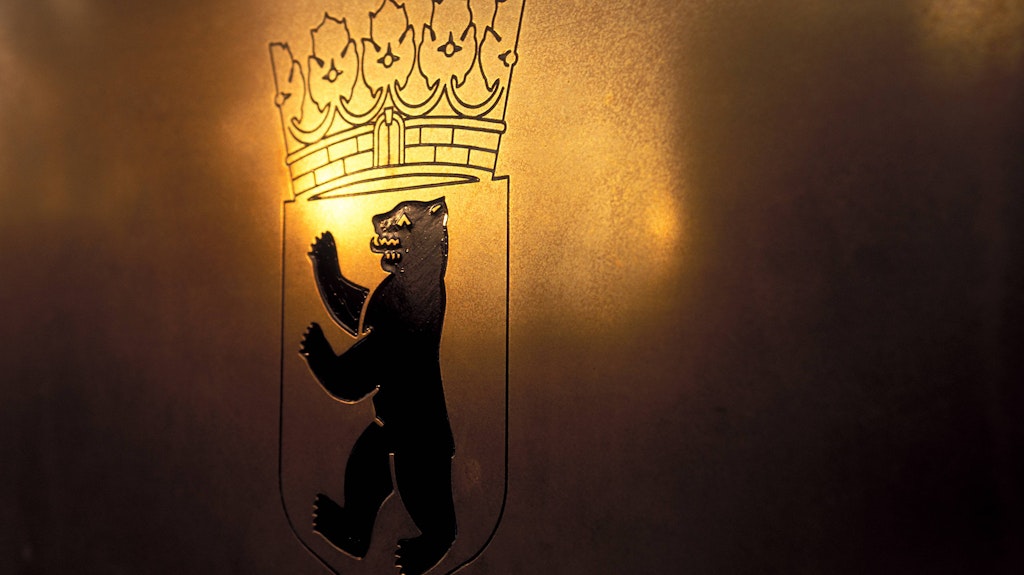 Berliner Bär auf goldenem Untergrund am Abgeordnetenhaus von Berlin.