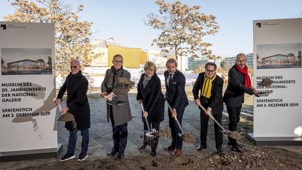 Jaques Herzog (l-r), Architekt des neuen Baus, Michael Müller (SPD), Regierender Bürgermeister von Berlin, Monika Grütters (CDU), Kulturstaatsministerin, Hermann Parzinger, Präsident der Stiftung Preußischer Kulturbesitz, Udo Kittelmann, Direktor der Nationalgalerie, und Klaus Max Rippel, Leiter des Landesbetriebes Bundesbau Baden-Württemberg, stehen auf dem Spatenstich für das Berliner Museum der Moderne.