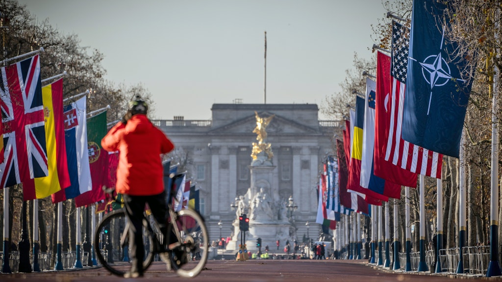 Flaggen der NATO und der NATO Mitgliedsstaaten sind vor dem Buckingham Palace gehisst.