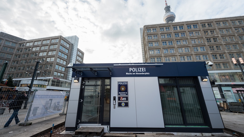 Die vor zwei Jahren auf dem Berliner Alexanderplatz eröffnete Polizeiwache fungiert vor allem als Auskunftsbüro für Touristen.