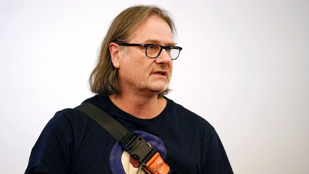 Regisseur Stephan Kimmig hat gute Gründe für die Art, seine Hose zu tragen.
