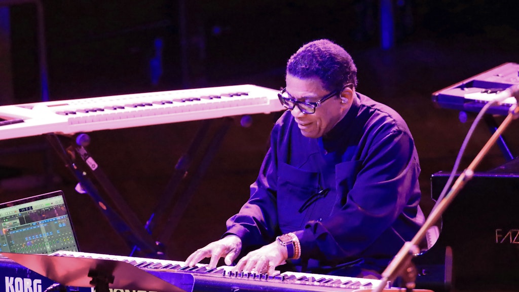 Erfreulich und nervig: Herbie Hancock haut kraftvoll in die Tasten.