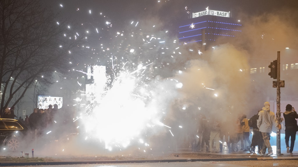 Böller und Raketen steigen auf der Straße an der Oberbaumbrücke in die Luft.