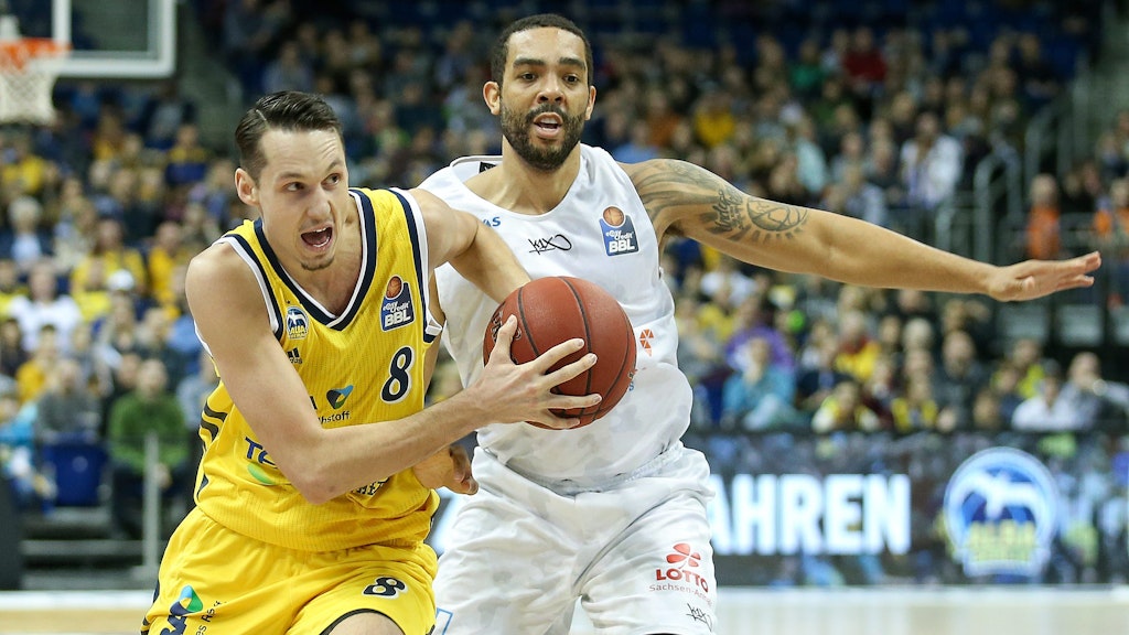 Marcus Eriksson (links) kämpft gegen Anthony Okao vom MBC.