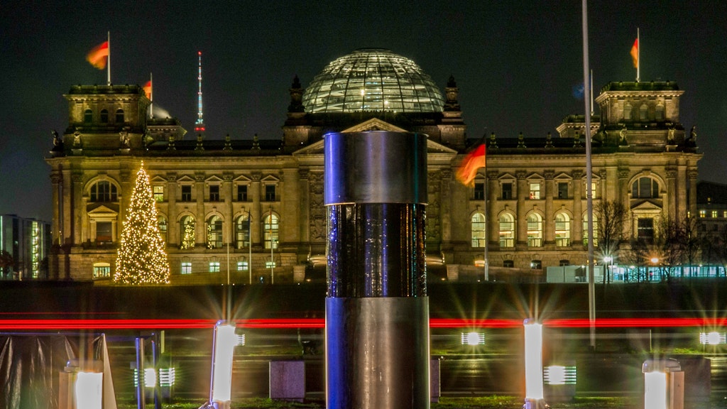 Das gläserne Kernstück der Säule ist mit schwarzem Klebeband blickdicht abgeklebt worden.
