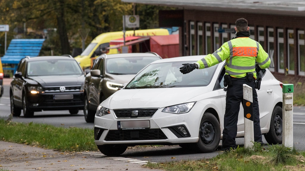 Bundespolizisten kontrollieren Fahrzeuge, die über die Grenze gekommen sind. 