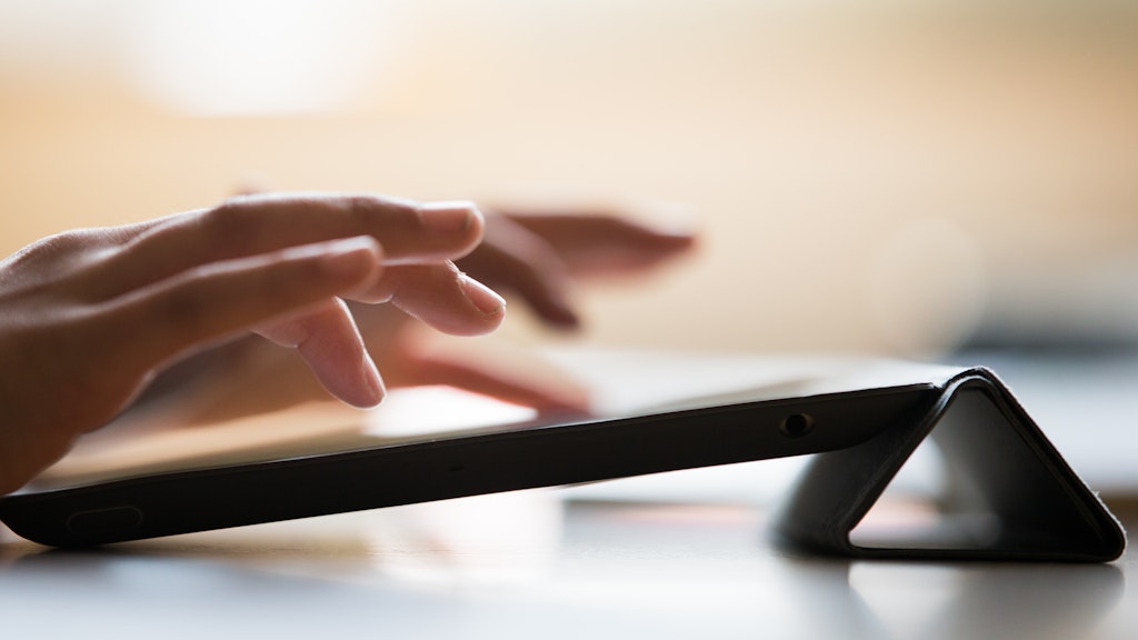 Crowdworker arbeiten über Apps oder Internetplattformen und konkurrieren im Netz um Aufträge.