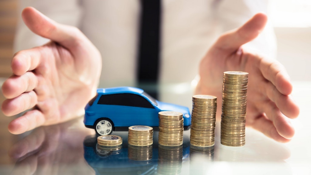 Wer nicht auf sein Auto verzichten kann, spart mit kleinen Tricks trotzdem einiges Geld.