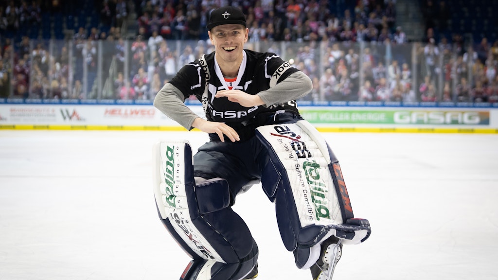 Dancing on Ice: Sebastian Dahm folgt der Aufforderung der Fans – und tanzt.