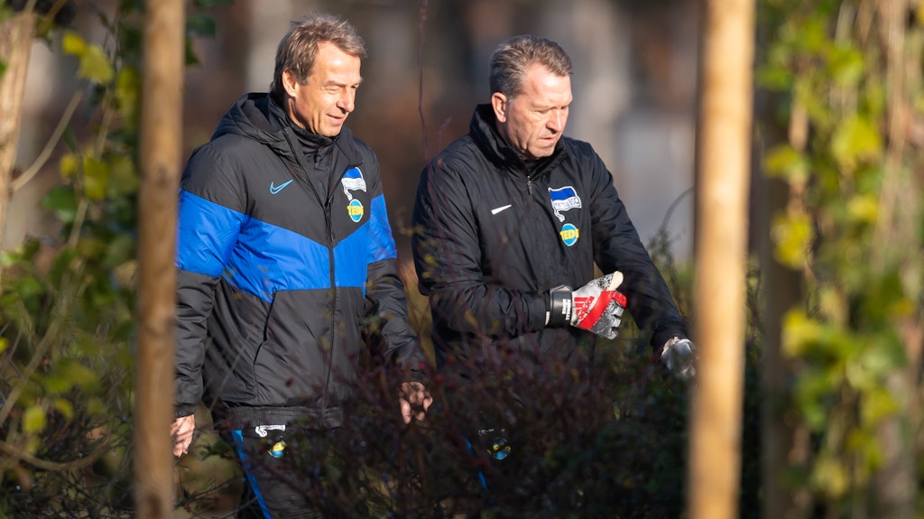 Jürgen Klinsmann und Andreas Köpke auf dem Weg zur Trainingseinheit auf dem Schenkendorffplatz.