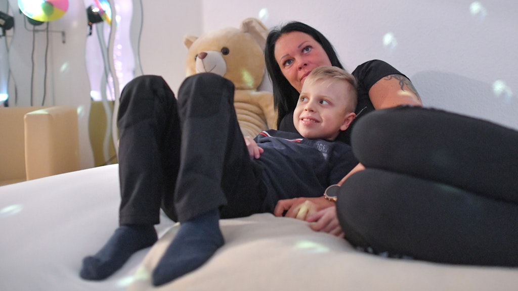 Der schwerkranke fünfjährige Luca kuschelt mit seiner Mama Jana Felske in einem speziellen Entspannungszimmer im Verein «Löwenkinder». Schwerst- oder unheilbar kranke Kinder zu haben, bedeutet für die betroffenen Eltern meist Betreuung rund um die Uhr.