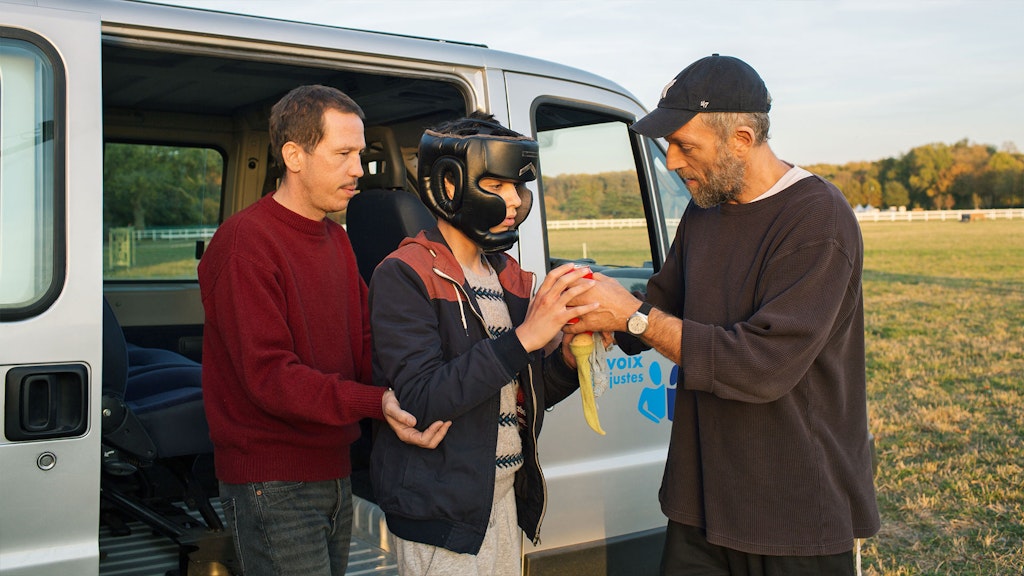 Malik (Reda Kateb,l.) und Bruno (Vincent Cassel, r.) betreuen autistische Kinder.